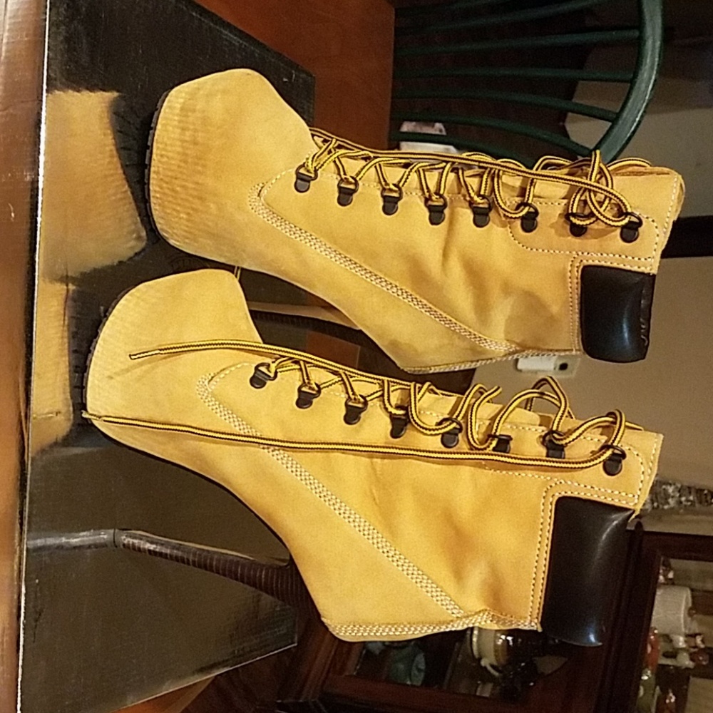 Super sexy Zigi Girl boots.